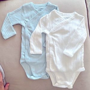 Carter’s Baby 2-pack Side Snap Ribbed bodysuits - 6M